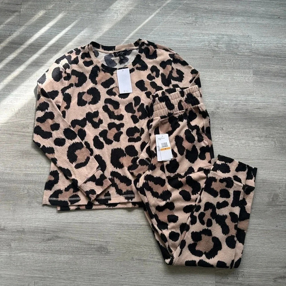 Jessica Simpson Leopard pajamas set Sz S comfy soft 🐈‍⬛ - Picture 1 of 4